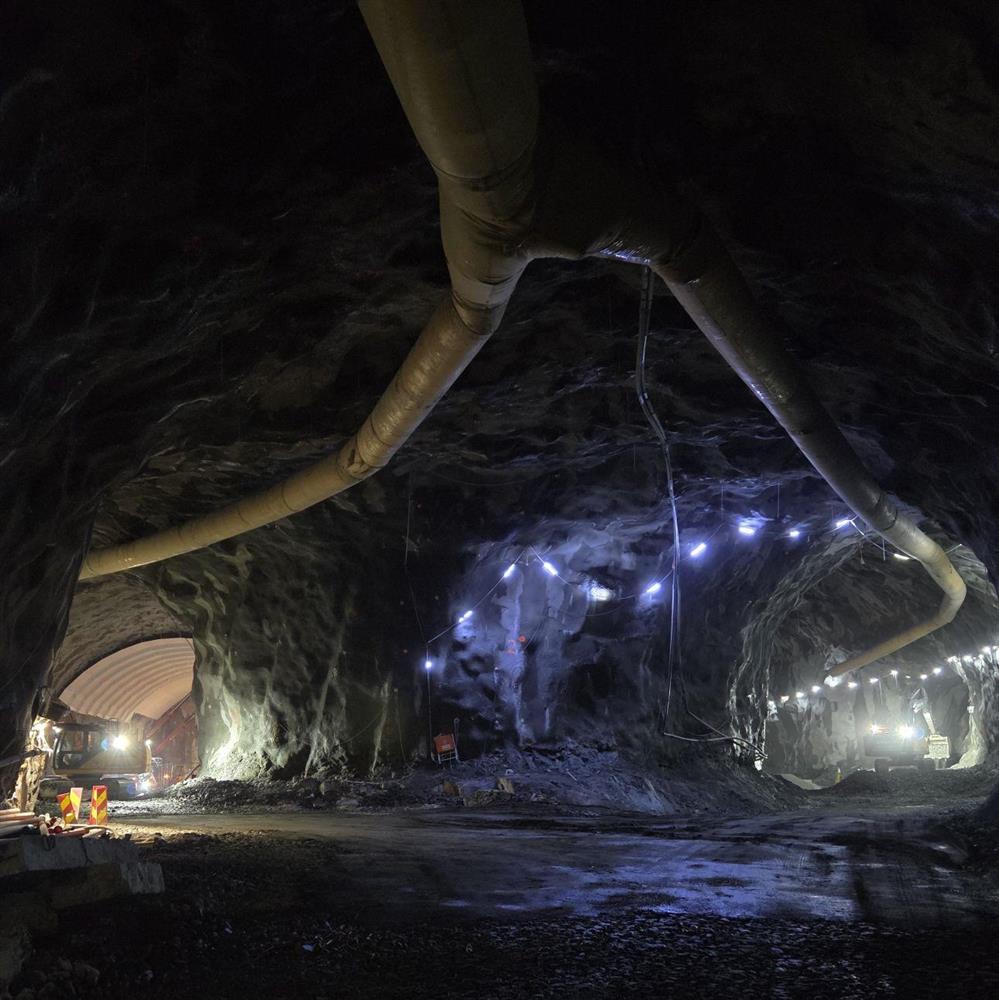 berghall med bygningsarbeid - Klikk for stort bilete