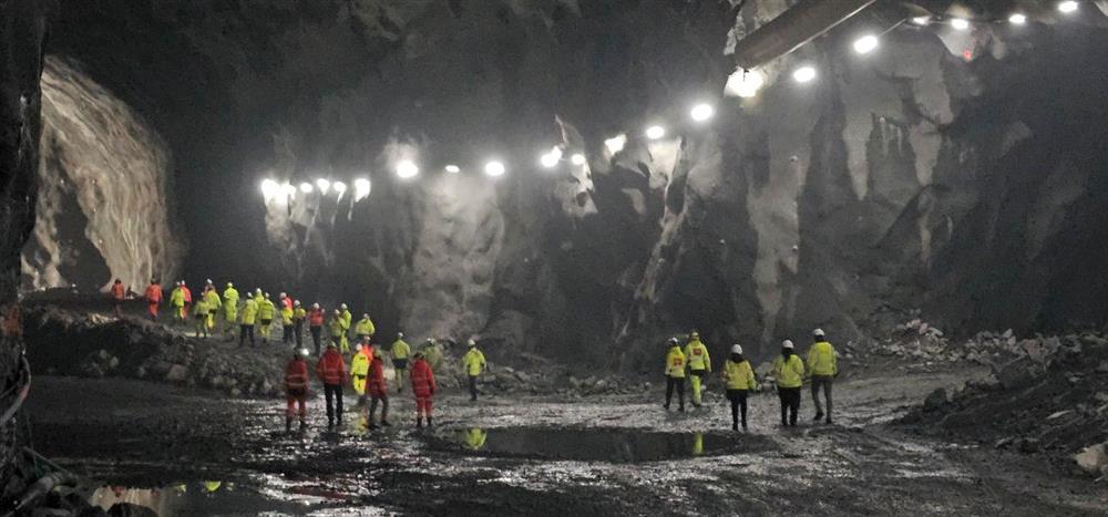 fleire personar i arbeidskle i berghall - Klikk for stort bilete