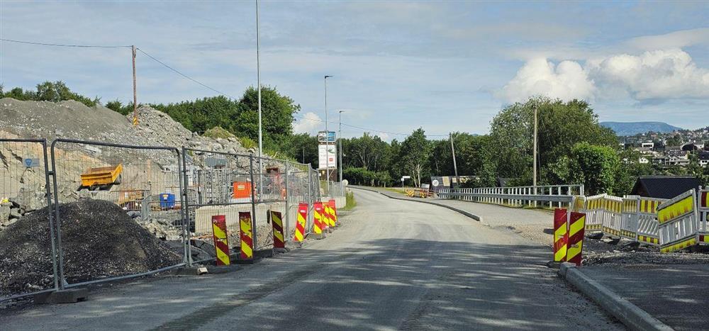 veg med anleggsområde på begge sider - Klikk for stort bilete