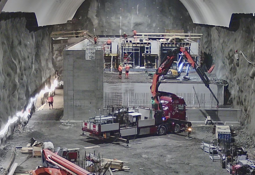 lastebil og betongkonstruksjonar i berghall - Klikk for stort bilete