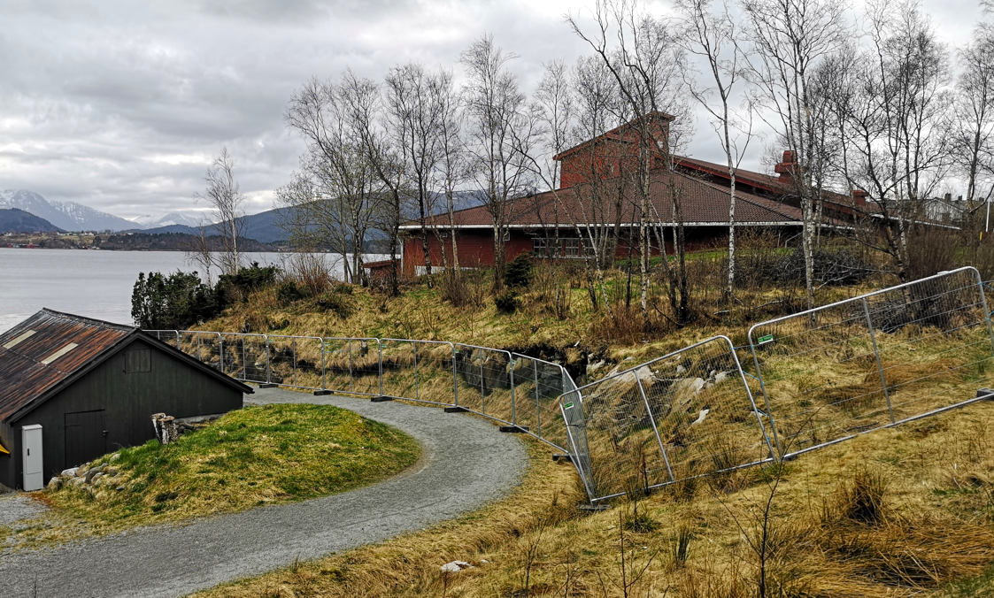 landskap med byggjerde rundt hus - Klikk for stort bilete