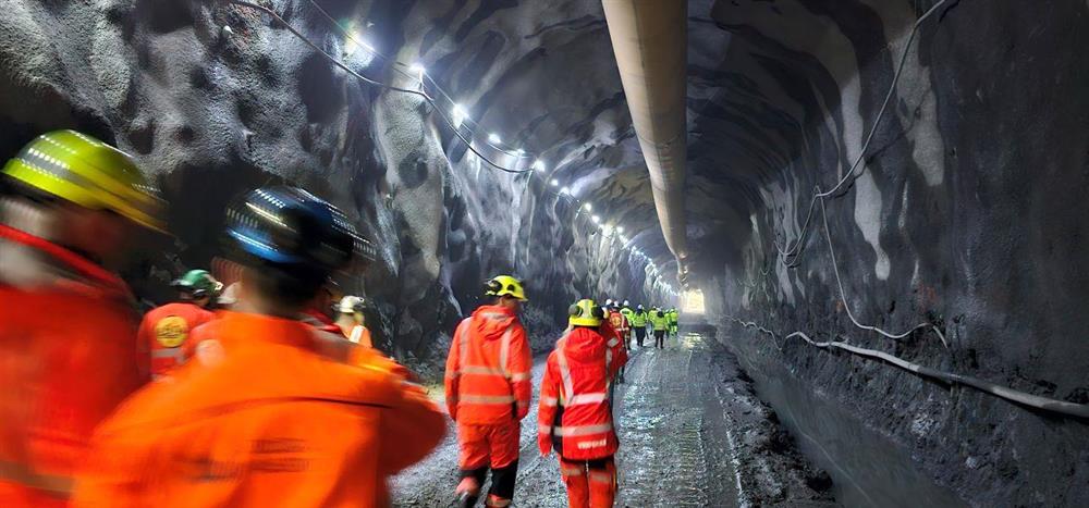 Personar i arbeidskle går ut av tunnel - Klikk for stort bilete