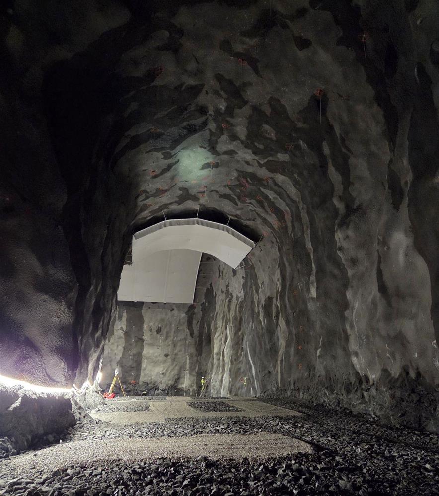 berghall med bygningsarbeid - Klikk for stort bilete