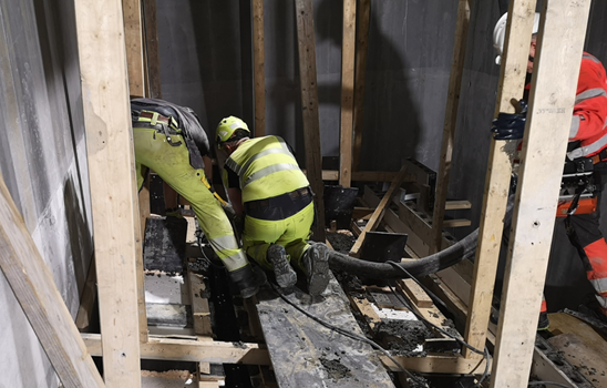 to personar driv med betongarbeid - Klikk for stort bilete