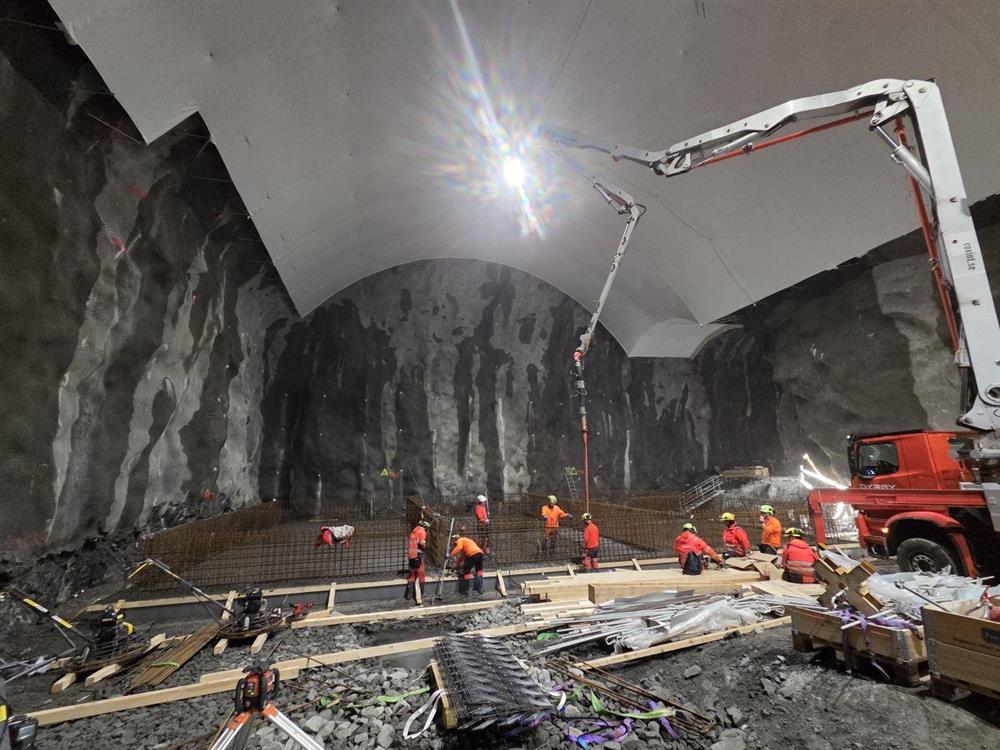 berghall med arbeid med støyping av plate i botn - Klikk for stort bilete