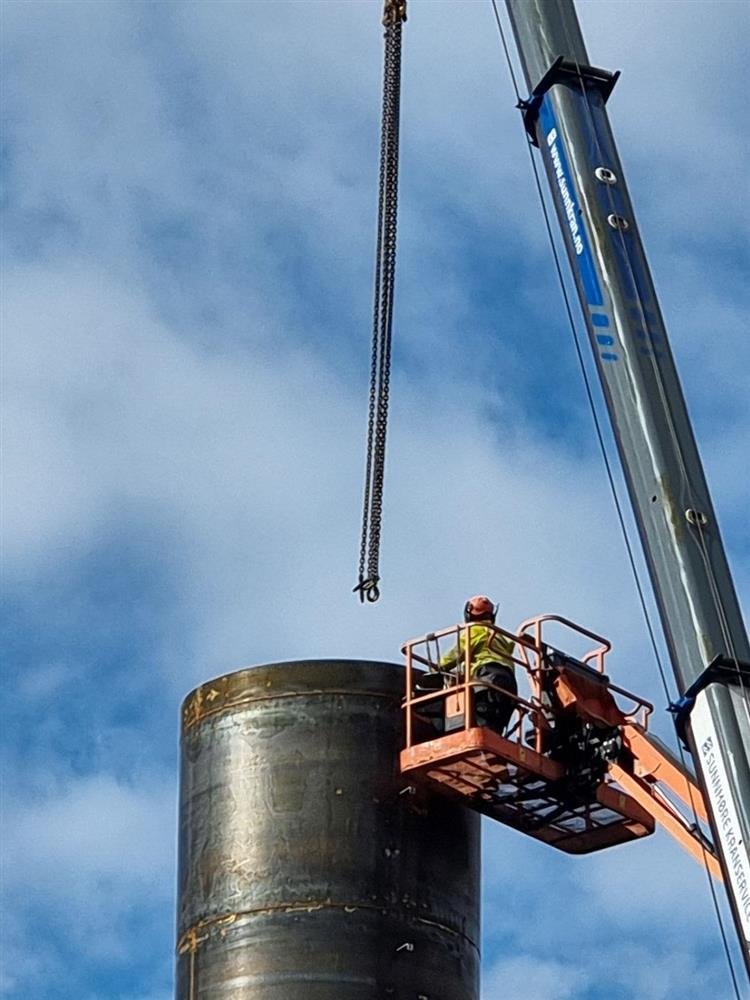industripipe og person i lift - Klikk for stort bilete