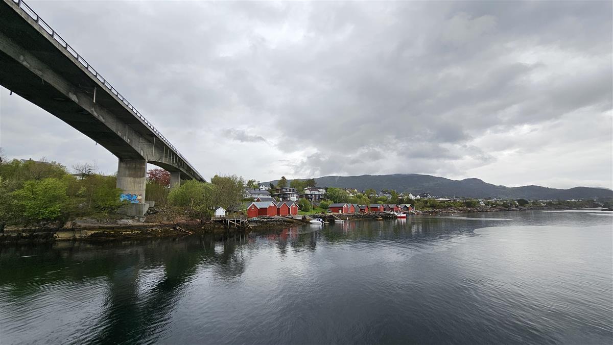 naust og fjøre ved sjø og bru - Klikk for stort bilete